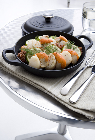 デザインと機能を併せ持つ「ル・クルーゼ」は、外食でも様々なシーンで